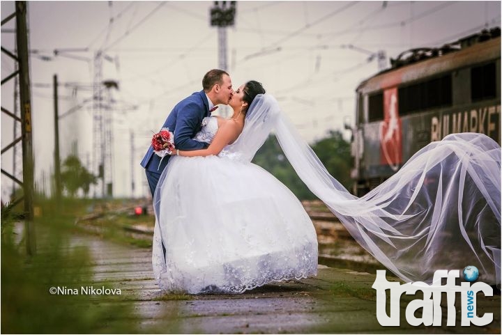 Младоженци си направиха фотосесия на гарата в Белозем по време на пороя