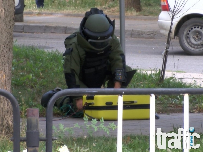 Съмнителни куфари отцепиха площад в столицата
