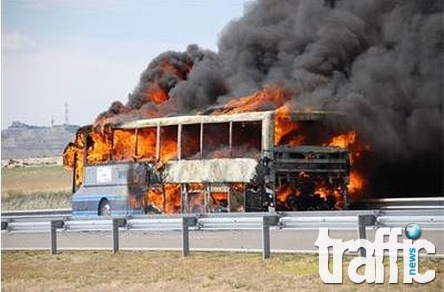 Автобус изгоря на пътя Русе – Варна ВИДЕО