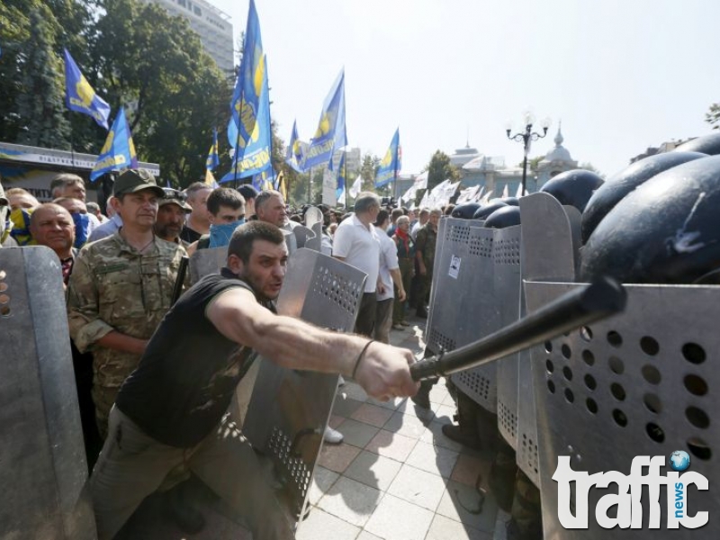 Има убити при сблъсъците пред парламента в Киев СНИМКИ