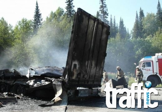 Камион се преобърна и запали, загина работник