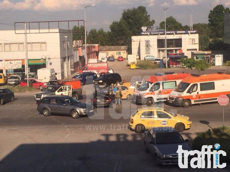 Опел и такси се блъснаха на Карловско, шофьорите се сбиха СНИМКИ и ВИДЕО