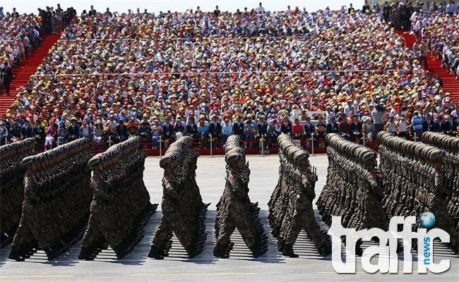 Грандиозен военен парад в Китай СНИМКИ