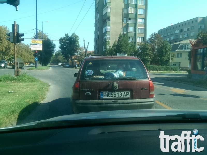 Возят дете в багажник СНИМКА 