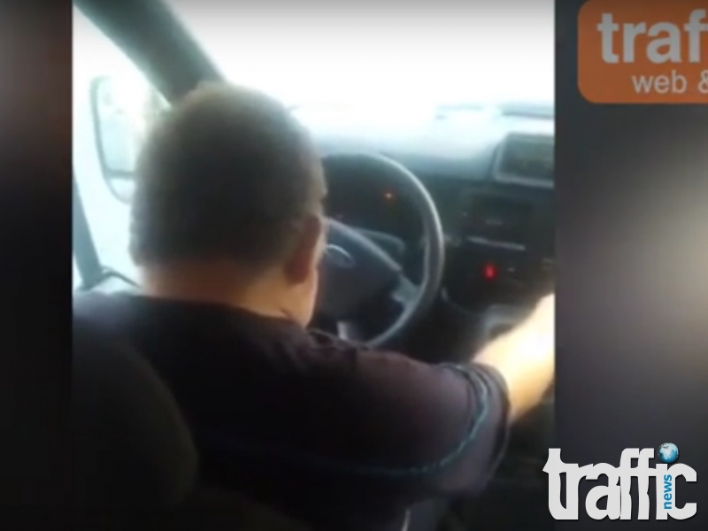 Шофьор на маршрутка в Пловдив заспива, докато кара пътници ВИДЕО