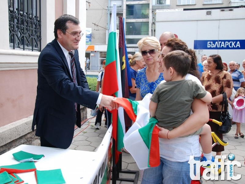 Деца развяха със Славчо Атанасов  трибагреника пред паметника на Съединението