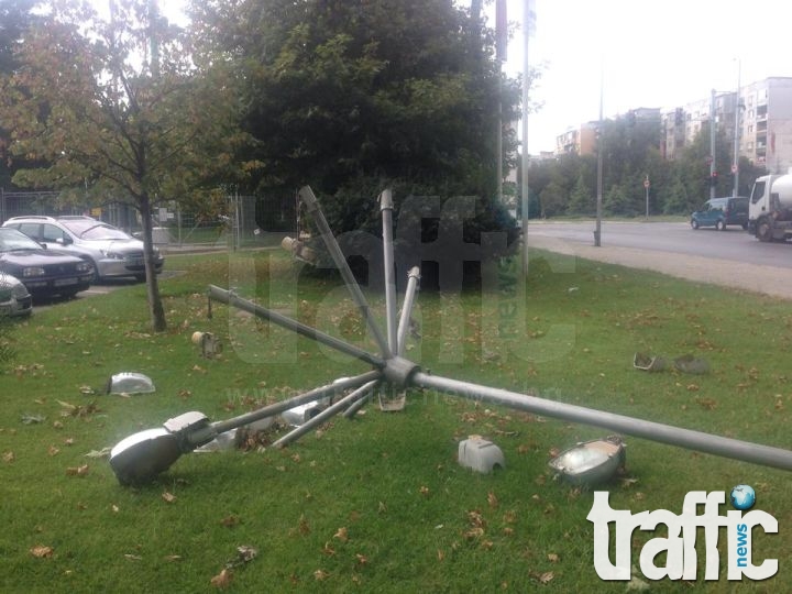 Тир помля стълб на бензиностация ОМВ СНИМКИ