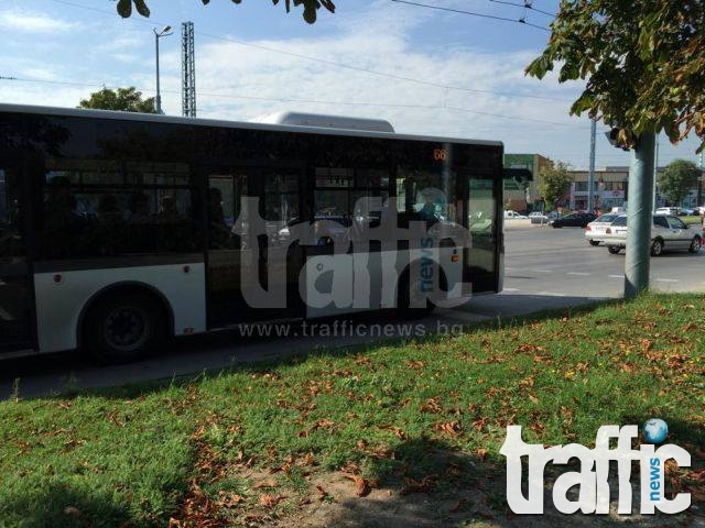 Шофьор на автобус в Пловдив говори нон-стоп по телефона на фона на здрава чалга ВИДЕО