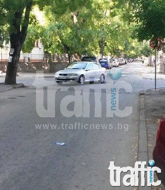 Шофьор изуми! Заряза колата си по средата на кръстовище в центъра на Пловдив СНИМКИ