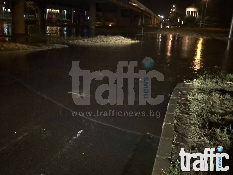 Пловдив отново се удави! Булевардите са под вода, полицията затвори Скобелева майка СНИМКИ