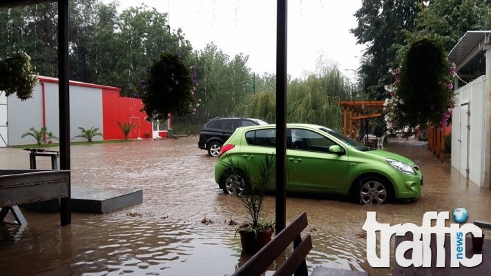 Вода заля Карлово, десетки къщи и дворове са наводнени