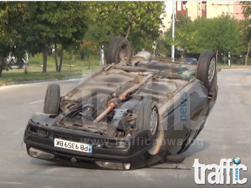 ВИДЕО от катастрофата на кръговото в Тракия, където кола се обърна по таван