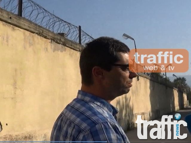 Затворници изпратиха освободените полицаи с викове: Чакаме ви при нас ВИДЕО