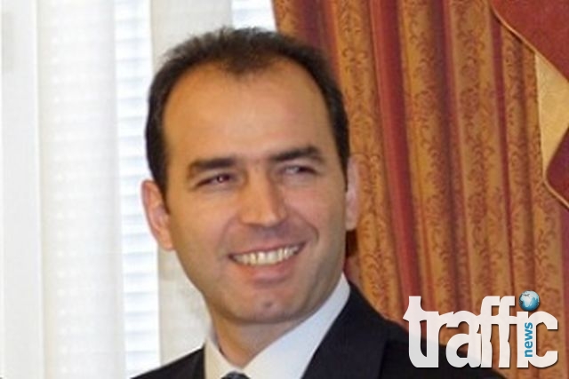 Искров взимал над 16 бона месечно