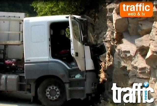 Разпилени тухли затрупаха пътя за Смолян 