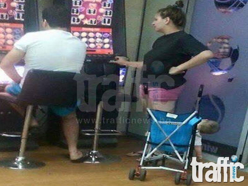 Скандално! Дете спи в казино, докато майка му щрака на машинките СНИМКИ
