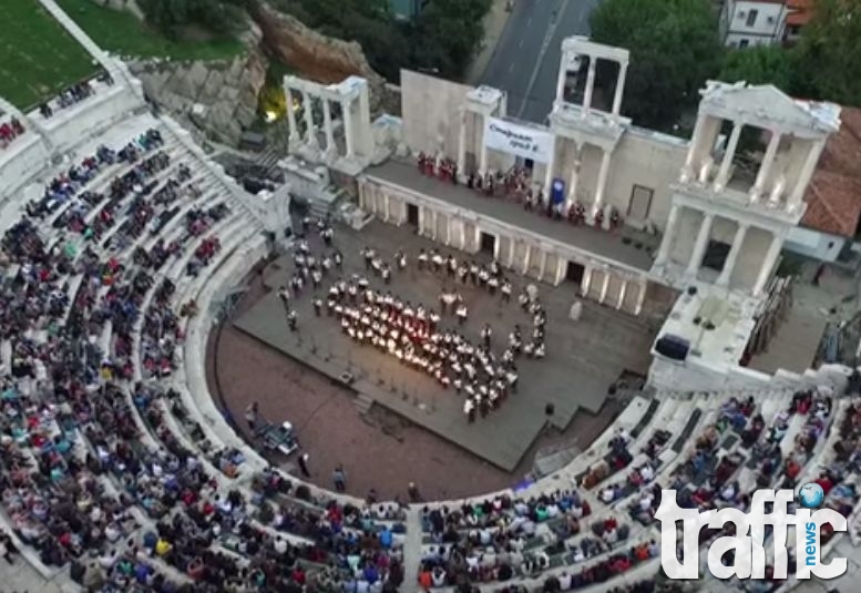 ВИДЕО с дрон показва мощта на всички 101 каба гайди на Античния театър 