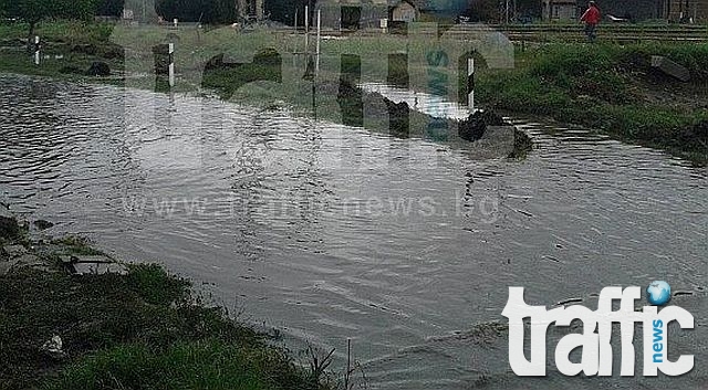 Марица приижда! Нивото се повиши край Белово