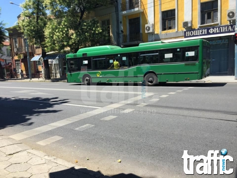 Шофьор на автобус заби рязко спирачки, пътничка пострада