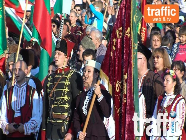 Повод за гордост: Стотици българи изпяха заедно песента за Райна Княгиня в Панагюрище ВИДЕО