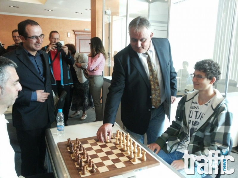 Кандидатът за кмет с №5 Петър Курдов откри шахматен турнир
