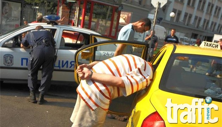 Таксиметров шофьор ограби баба и я повлече с колата си в центъра на Пловдив