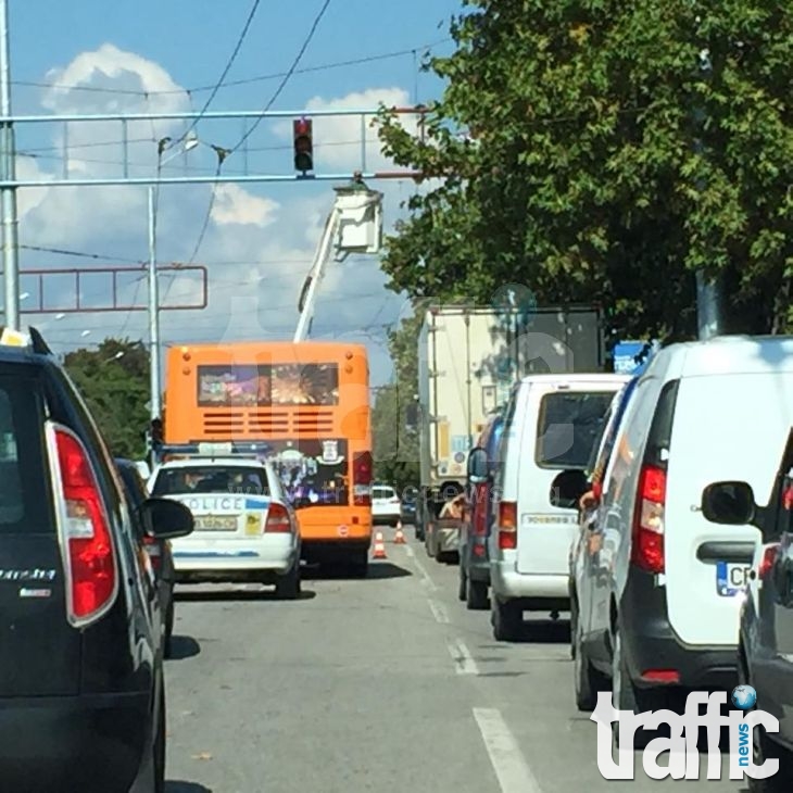 Ремонти блокират града в час пик СНИМКИ