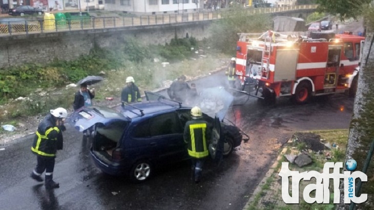 Автомобил се запали в движение