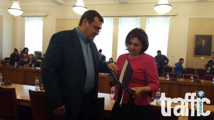 Славчо Атанасов връчи на министър Бъчварова папка с изборните нарушения в Пловдив