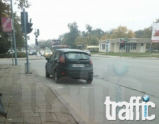 Уникално паркиране! Млада дама изуми със спиране на голям булевард в Пловдив СНИМКА