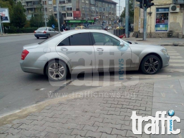 Мерцедес паркира върху пешеходна пътека и насред булевард в Пловдив СНИМКИ