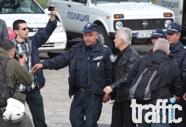 Сидеров пак се развилня, блъска полицаи повреме на митинг