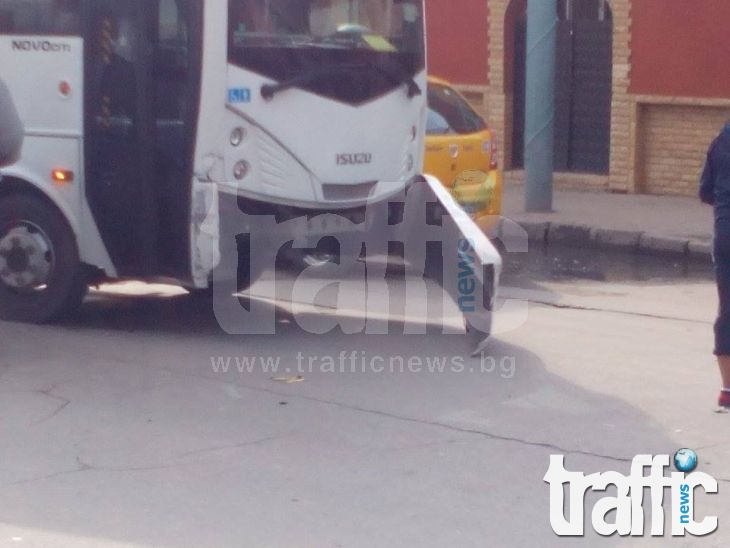 Автобус отнесе Мерцедес, катастрофата блокира Столипиново СНИМКИ