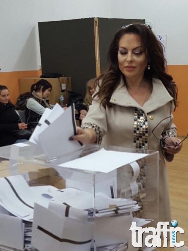 Певицата Ивана събра десетки пловдивчани, докато гласува