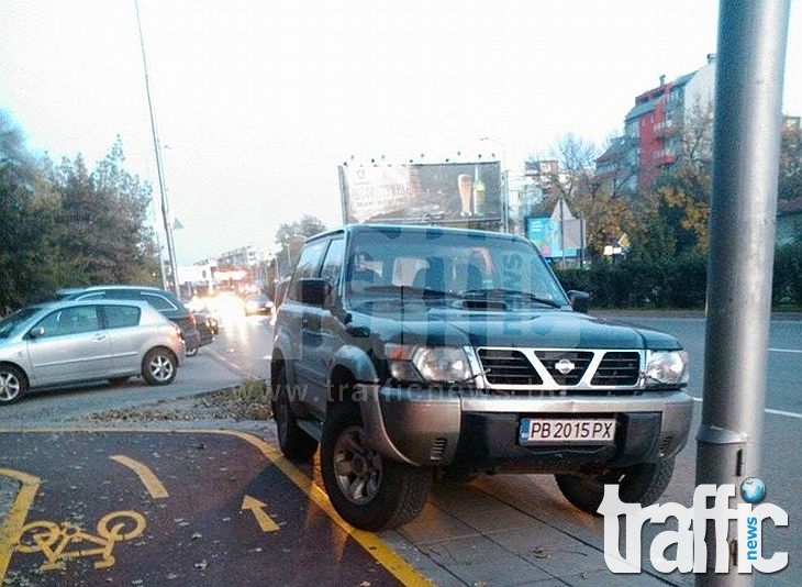 Шофьор паркира на пътното платно и тротоара едновременно СНИМКИ