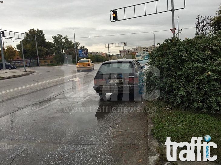 БМВ стои паркирано на метри преди светофар вече 5 дена СНИМКИ