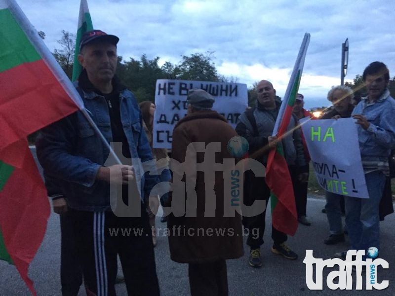 Противниците на кметълката на Черноземен блокираха пътя за Карлово СНИМКИ