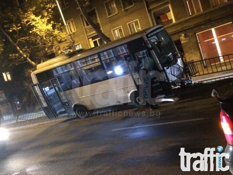 Автобус с пътници катастрофира в центъра на Пловдив, виновният водач избяга! СНИМКИ и ВИДЕО