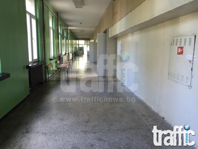 Пусти коридори и празни урни в пловдивските училища СНИМКИ