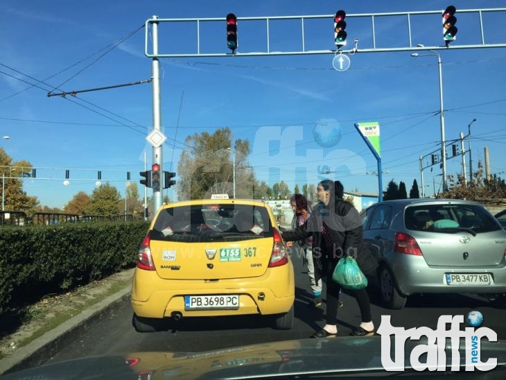 Как да спестиш пари: Слез от такси в движение СНИМКИ