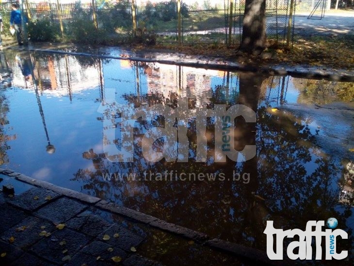 Вода заля двора на детска градина в Гагарин СНИМКИ