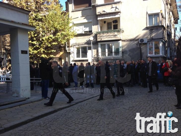 Стотици полицаи окупираха пловдивската дирекция СНИМКИ
