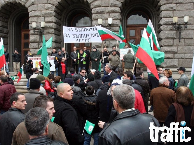 Напрежение и в армията! Ненчев зове военните да си оттеглят рапортите