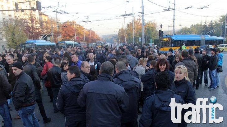 400 полицаи на Орлов мост, тръгват към Парламента