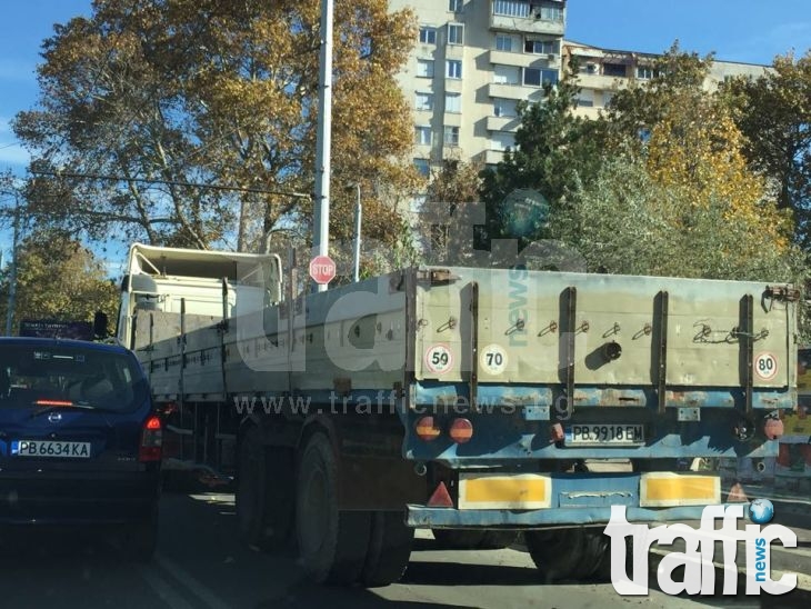 Шофьор на камион превзе кръстовище в Пловдив, блокира движението СНИМКИ
