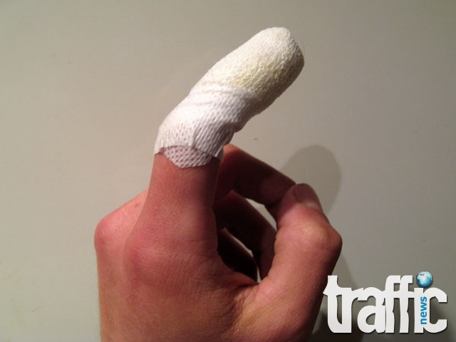 Работник откъсна пръста си с чук