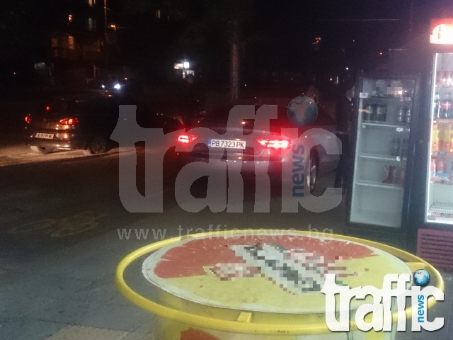 Нагъл шофьор паркира лъскавото си Ауди на тротоар в Пловдив СНИМКА