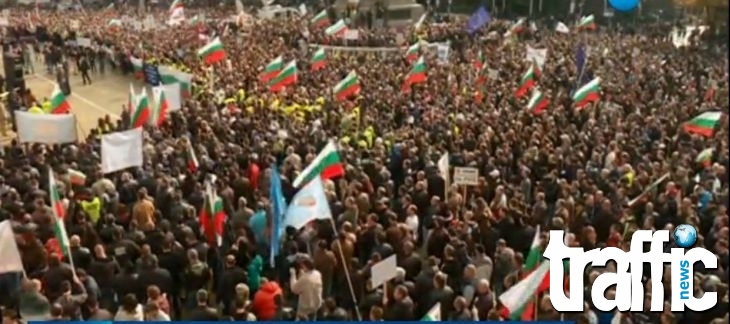 Граждани пазят парламента от полицията на протеста утре