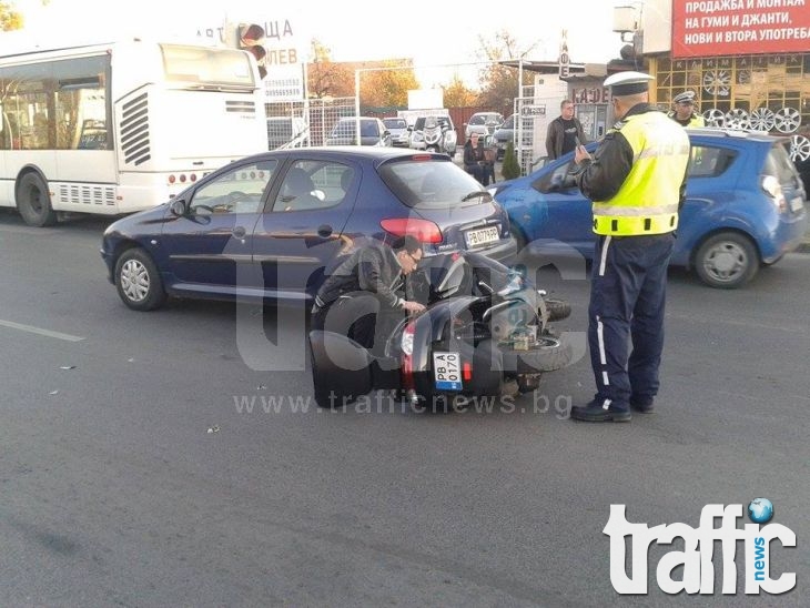 Моторист се заби в пежо до Коматевския възел СНИМКИ