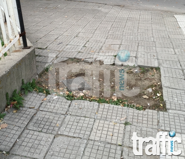 Експеримент: Пловдивчанин мина 100 метра със затворени очи по тротоар, спъна се 20 пъти СНИМКИ
